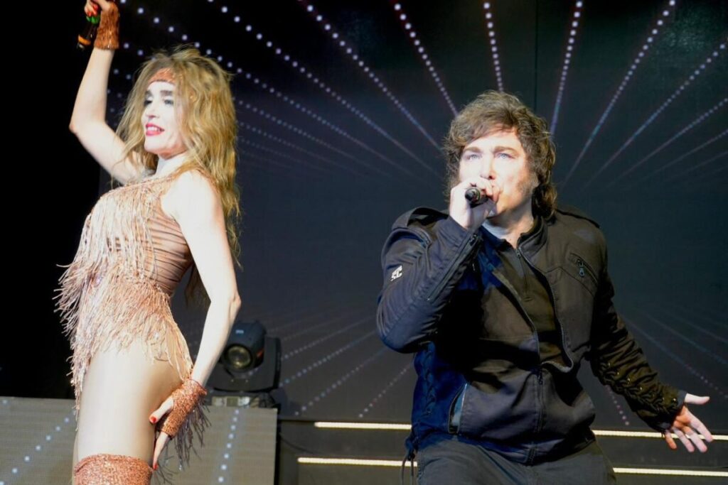 Video: el momento exacto en el que Milei se subió al escenario y cantó “El rock del gato” con Fátima Florez imagen-4