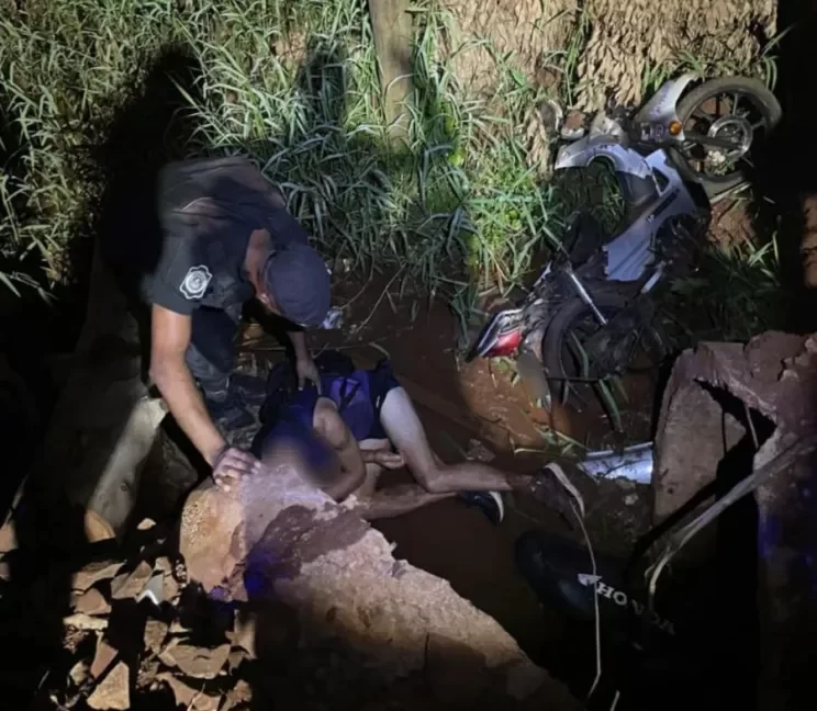 Motociclista cayó de un puente y sufrió lesiones graves en Eldorado Motociclista cayó de un puente y sufrió lesiones graves en Eldorado imagen-5