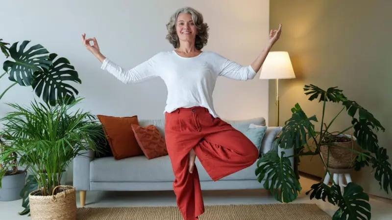 Para mayores de 50: ¿por qué los expertos recomiendan pararse sobre una sola pierna? Para mayores de 50: ¿por qué los expertos recomiendan pararse sobre una sola pierna? imagen-3