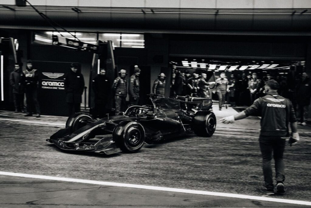 Aston Martin tuvo un comienzo tardío y con escaso rodaje, pero con el inconfundible registro de Newey imagen-5