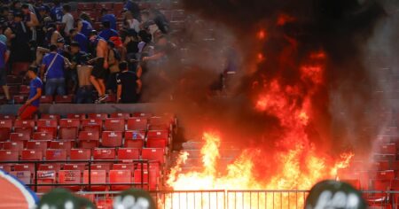 Caos en Chile: la barra de la U quiso invadir la cancha y generó destrozos en la primera fecha del campeonato imagen-7