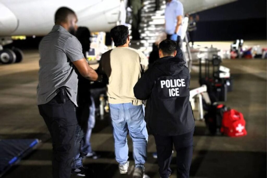 Una aerolínea de Texas dejará de deportar migrantes detenidos por el ICE y recortará puestos de trabajo imagen-4