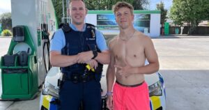 Un piloto de Fórmula 1 fue detenido por la Policía… para sacarse fotos Un piloto de Fórmula 1 fue detenido por la Policía... para sacarse fotos imagen-2