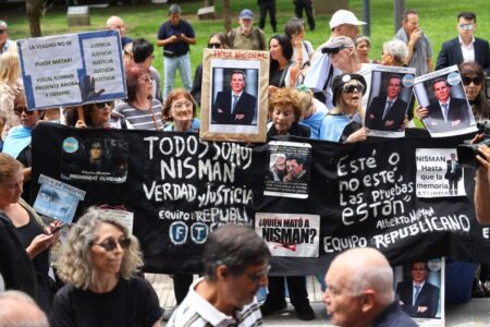 Con una “procesión” a las torres Le Parc, comienzan los actos de homenaje a Nisman a 11 años de su muerte Con una “procesión” a las torres Le Parc, comienzan los actos de homenaje a Nisman a 11 años de su muerte imagen-11
