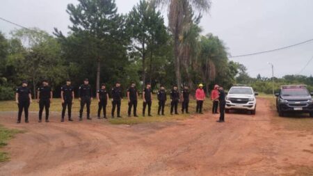 Buscan a un hombre desaparecido tras el vuelco de una canoa en el río Paraná imagen-9