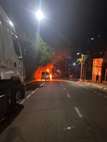 Falla mecánica provocó el incendio de un vehículo en el centro de Posadas imagen-12