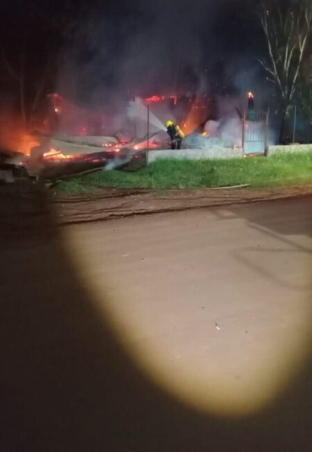 Un voraz incendio destruyó por completo una vivienda en Eldorado imagen-7