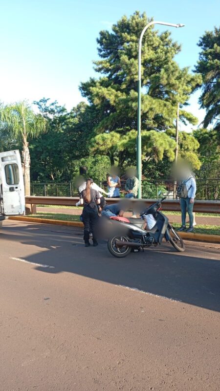 Colisión con un can dejó a una motociclista lesionada en Oberá Colisión con un can dejó a una motociclista lesionada en Oberá imagen-80