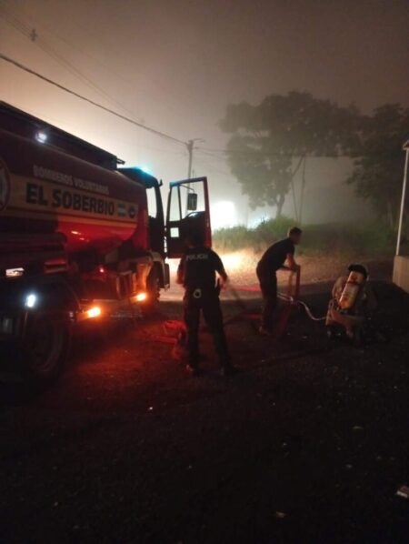 En plena madrugada, Bomberos extinguen incendio parcial de una funeraria de El Soberbio imagen-12