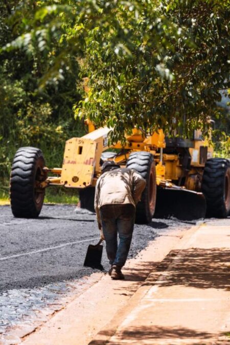 Leandro N. Alem: con fondos propios, realiza 12 cuadras de asfalto «que integran, conectan y mejoran la calidad de vida» imagen-10