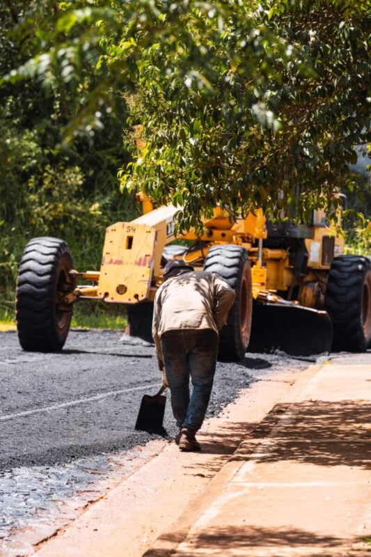 Leandro N. Alem: con fondos propios, realiza 12 cuadras de asfalto «que integran, conectan y mejoran la calidad de vida» Leandro N. Alem: con fondos propios, realiza 12 cuadras de asfalto «que integran, conectan y mejoran la calidad de vida» imagen-5