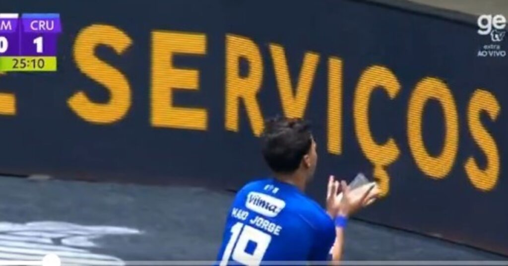 Insólito: el delantero de Cruzeiro que festejó un gol con un vaso de cerveza que le tiraron desde la tribuna rival imagen-4
