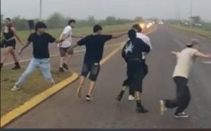 Caos y violencia en la Ruta Nacional 12: pelea masiva a la salida de un boliche en Ituzaingó imagen-16