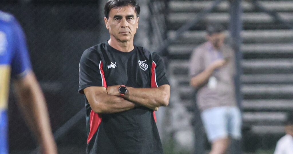 Gustavo Quinteros: de “vamos a hablar con Montiel” a “queremos pelear arriba” imagen-4