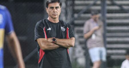 Gustavo Quinteros: de “vamos a hablar con Montiel” a “queremos pelear arriba” imagen-14