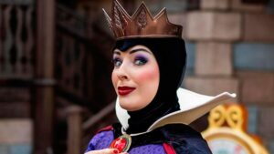 La Reina Malvada fue despedida de Disneyland sin previo aviso tras 8 años de trabajo: Al aparecer “todo se redujo a romper una regla” imagen-115