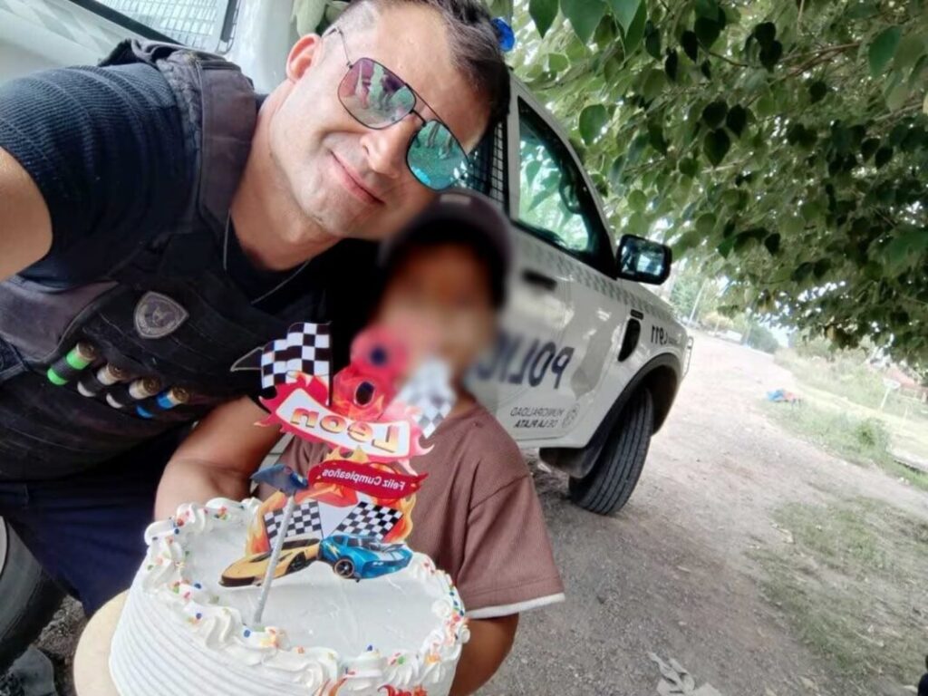 Un niño pedía monedas para un bizcochuelo y terminó festejando su cumpleaños con policías en La Plata imagen-5