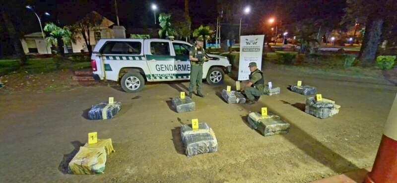 Gendarmería secuestró más de 300 kilos de marihuana abandonados en la costa del río Paraná tras una maniobra de fuga hacia el país vecino Gendarmería secuestró más de 300 kilos de marihuana abandonados en la costa del río Paraná tras una maniobra de fuga hacia el país vecino imagen-5