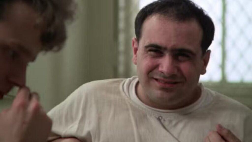 Los expertos en salud mental señalan este gesto de Danny DeVito como una representación muy precisa del trauma tras la guerra imagen-5