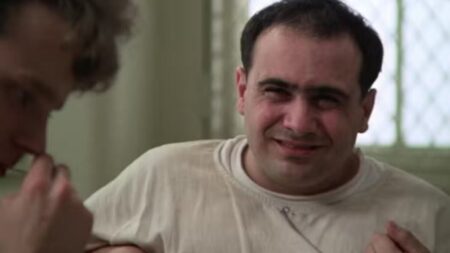 Los expertos en salud mental señalan este gesto de Danny DeVito como una representación muy precisa del trauma tras la guerra Los expertos en salud mental señalan este gesto de Danny DeVito como una representación muy precisa del trauma tras la guerra imagen-117