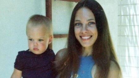 La madre de Angelina Jolie también era actriz, pero solo hizo dos películas: "Cuando tenía 25 años estaba divorciada y tenía dos hijos" imagen-114