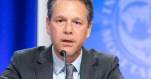 En medio de las protestas por la reforma laboral, el FMI extendió su visita y se reunió en Economía imagen-3