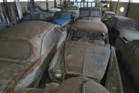 Entraron a un galpón abandonado, encontraron una colección de autos invaluables, pero un detalle les llamó la atención imagen-9