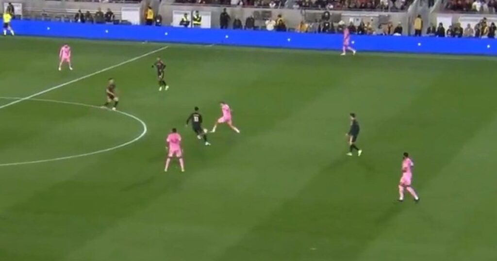 Video: la pérdida de De Paul que generó el 1-0 de LAFC en la derrota del Inter Miami imagen-5