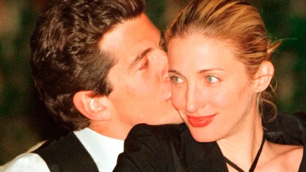 La desconocida que se enamoró del hombre más famoso del mundo: la trágica historia real de JFK Jr. y Carolyn Bessette que arrasa en Disney+ imagen-4