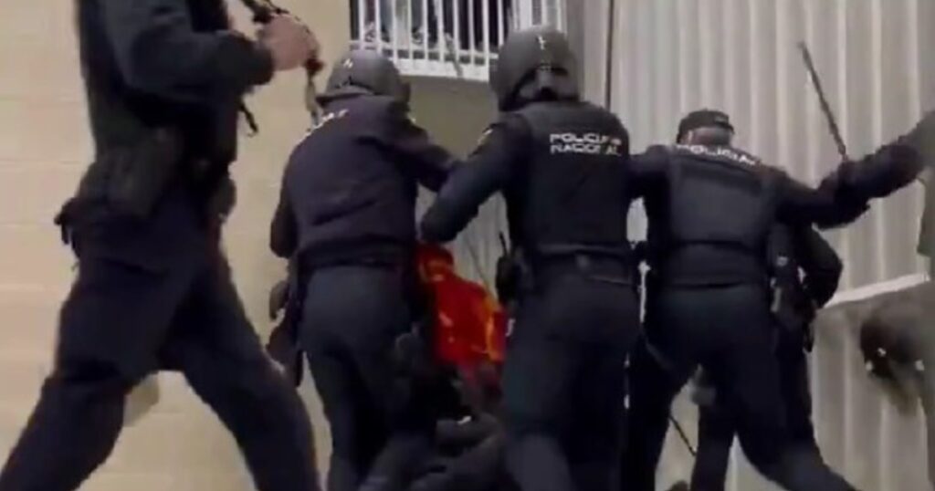 Escándalo en España: hinchas del Osasuna sufrieron una insólita represión policial imagen-43