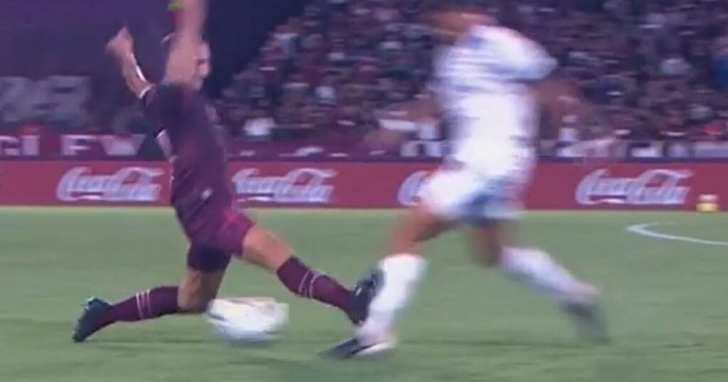 Video: podía ser roja para Izquierdoz y Lamolina terminó el partido imagen-4