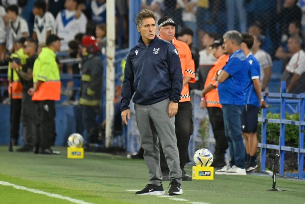 Vélez intentó por todos lados, pero no pudo con Deportivo Riestra y con su arquero, Ignacio Arce Vélez intentó por todos lados, pero no pudo con Deportivo Riestra y con su arquero, Ignacio Arce imagen-4