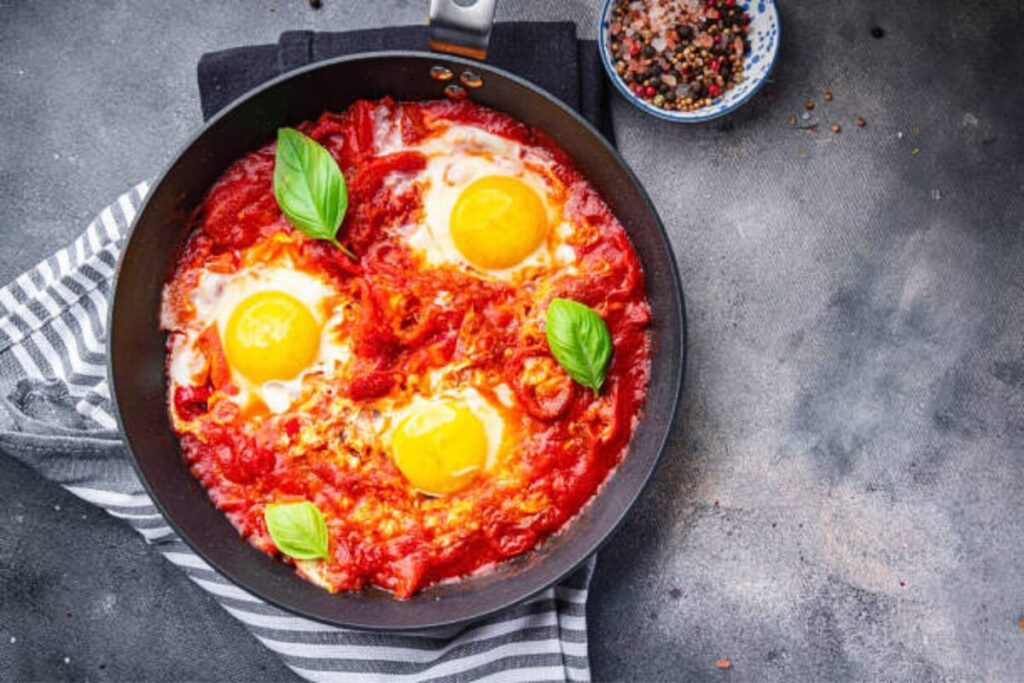 Shakshuka, la receta de origen magrebí que es fácil, ligera e ideal para este domingo de brunch imagen-101