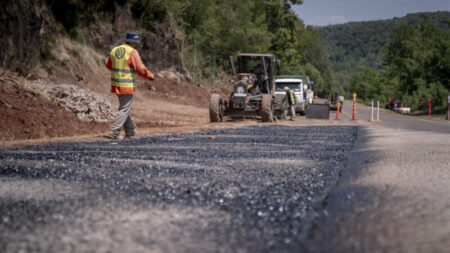 Vialidad Provincial ejecuta tareas de mantenimiento integral sobre la Ruta Provincial 6 para mejorar la circulación y la seguridad vial imagen-17