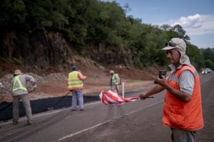 Vialidad provincial realiza tareas de mantenimiento de la Ruta Provincial N°6 imagen-10
