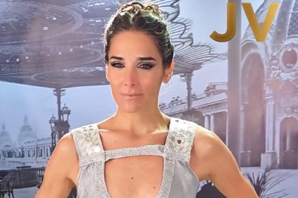 Juana Viale lució un vestido de seda para su último almuerzo desde Mar del Plata y generó polémica con el color: ¿celeste o gris? imagen-4