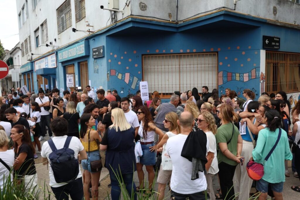 Alumnos con materias pendientes y sueldos impagos, los reclamos tras el cierre abrupto de un colegio porteño imagen-4