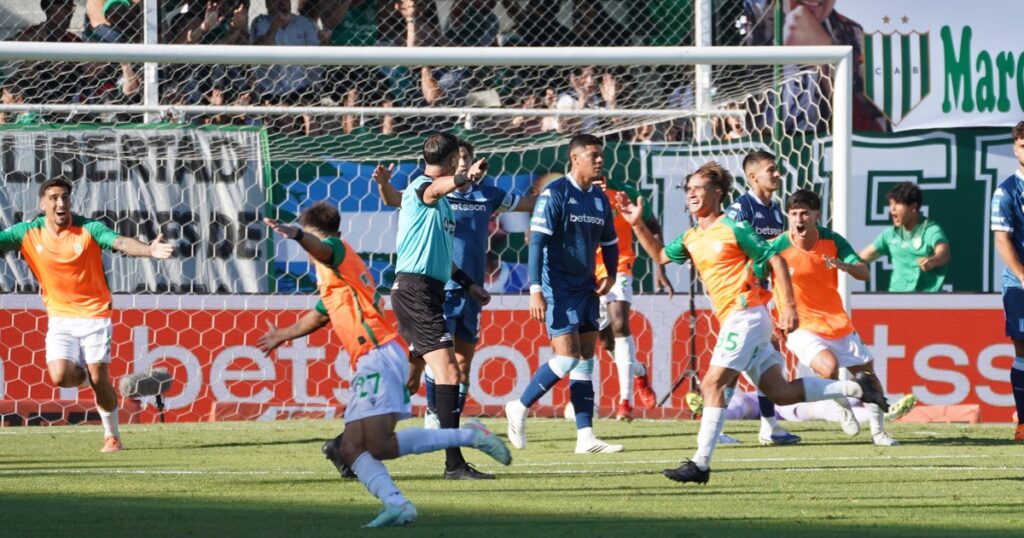 Video: el golazo que le anularon a Banfield por offside en el partido contra Racing imagen-5