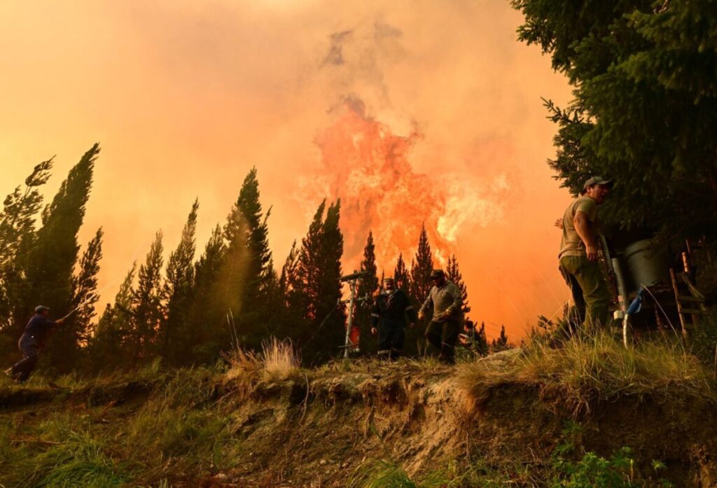 Fuego en la Patagonia: qué se sabe del avance de los incendios y qué dice el pronóstico para esta semana en el sur imagen-4