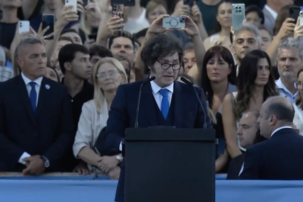 Con dardos al peronismo, Milei defendió la entrega del sable de San Martín a los Granaderos imagen-4