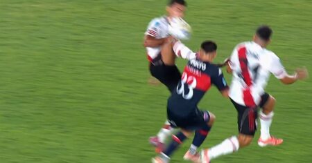 El audio del VAR por la roja a Fausto Vera: "Por más que sea un punto de contacto medio..." imagen-12