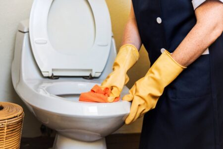 El error al limpiar los baños que es más grave de lo que parece y provoca filtraciones graves imagen-10