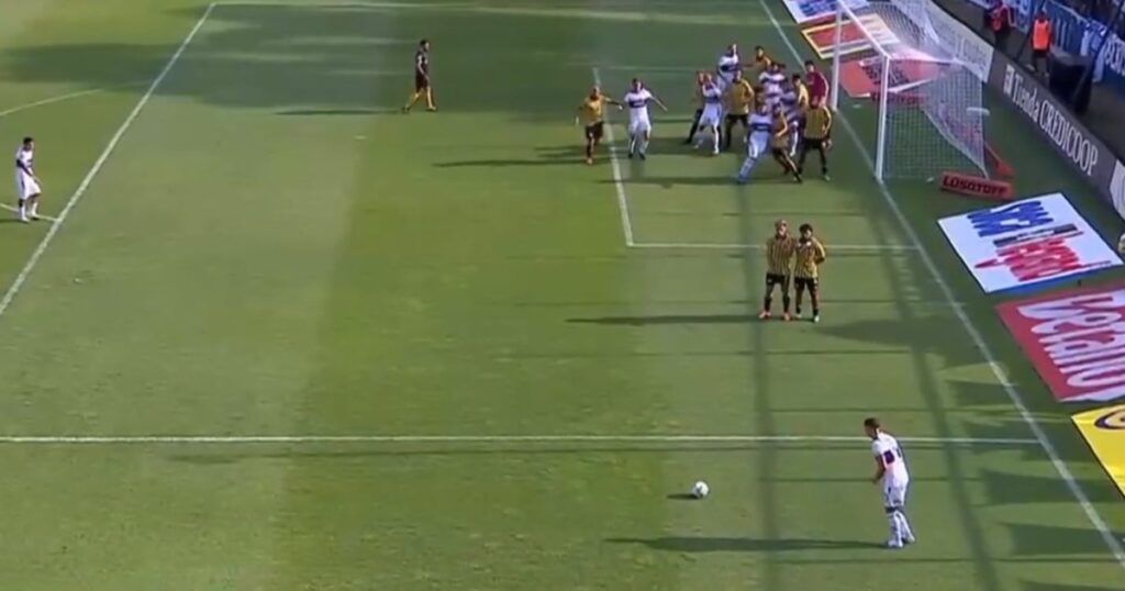 El golazo de tiro libre que metió Nicolás Barros Schelotto contra Aldosivi imagen-45