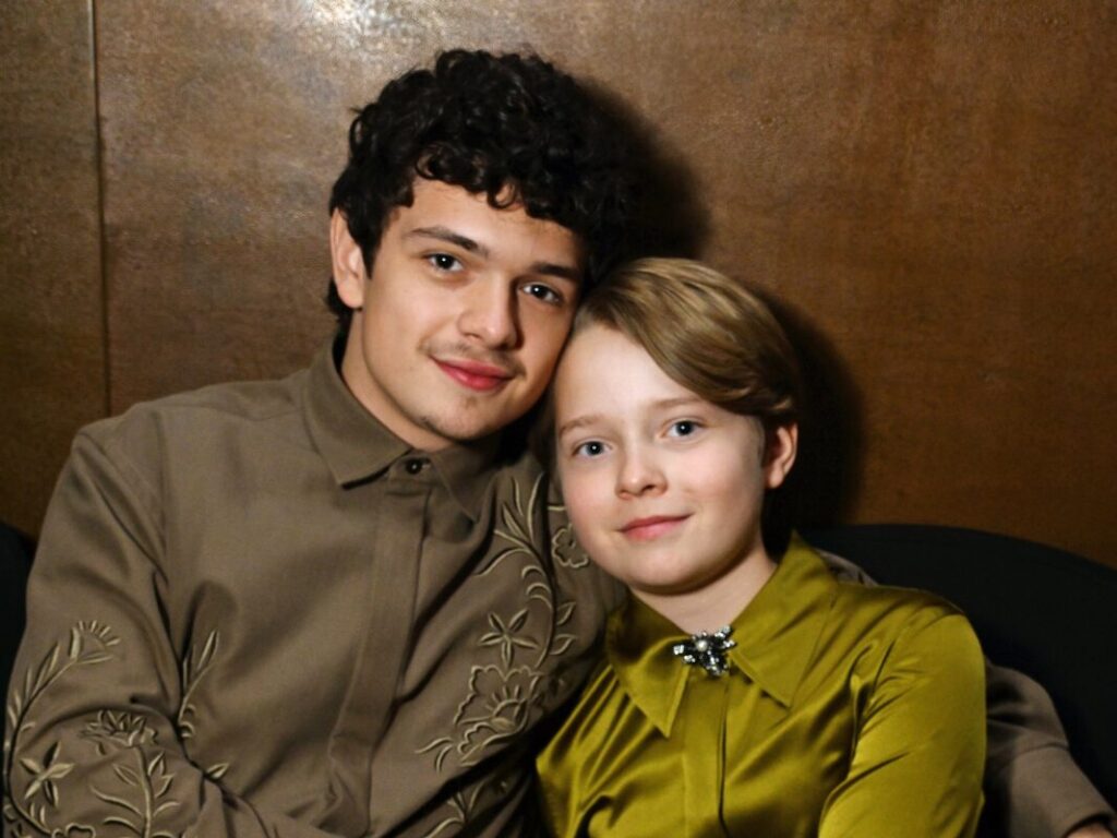 ¿Sabías que eran hermanos? La historia detrás de la dupla que se roba todas las miradas en la película más elogiada del momento imagen-98