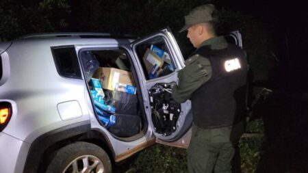 Incautan 24.930 atados de cigarrillos sin aval legal que eran trasladados en dos vehículos Incautan 24.930 atados de cigarrillos sin aval legal que eran trasladados en dos vehículos imagen-22