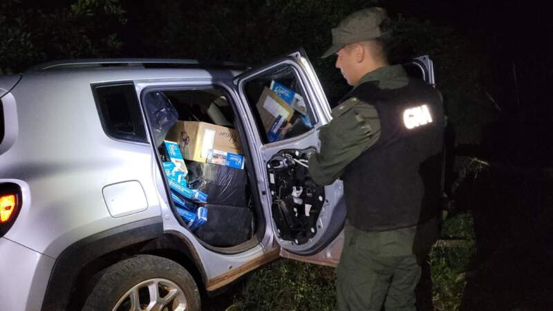 Incautan 24.930 atados de cigarrillos sin aval legal que eran trasladados en dos vehículos Incautan 24.930 atados de cigarrillos sin aval legal que eran trasladados en dos vehículos imagen-4