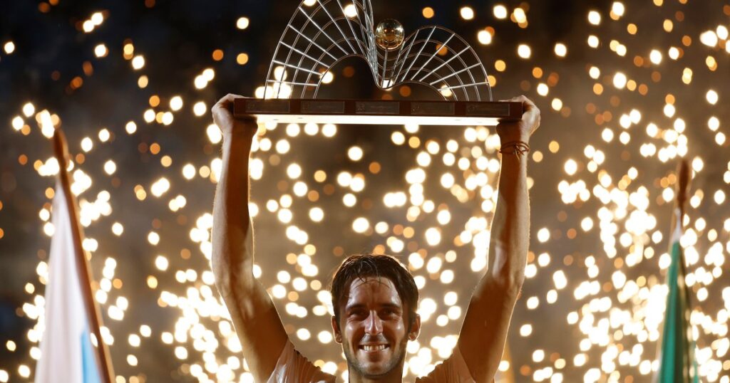 ¿Cuántos puestos subió Etchverrey en el ranking ATP después de su triunfazo en el Abierto de Río de Janeiro? ¿Cuántos puestos subió Etchverrey en el ranking ATP después de su triunfazo en el Abierto de Río de Janeiro? imagen-43