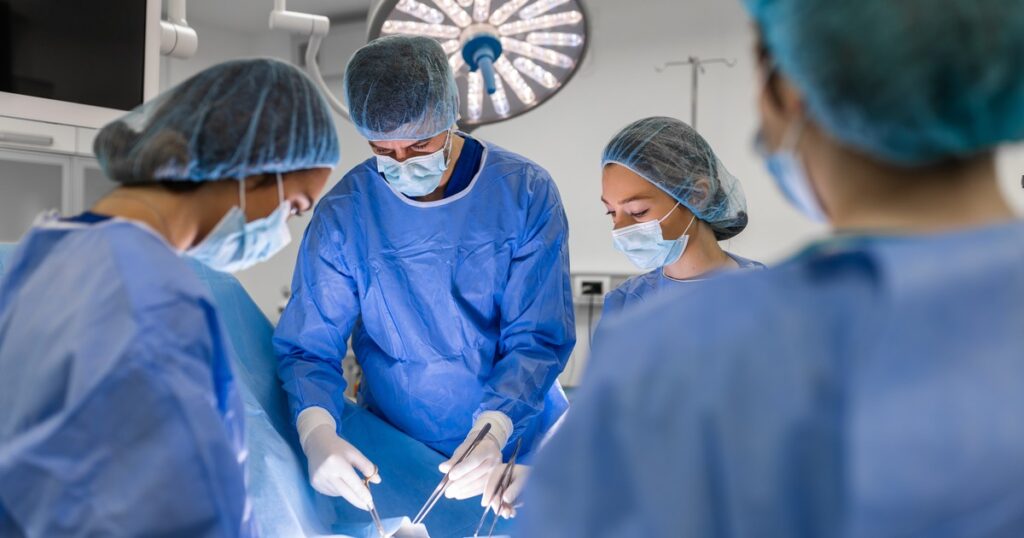 Le trasplantaron un corazón que no funcionaba a un bebé de 2 años y ahora lucha por su vida: "Esperamos un milagro" imagen-99