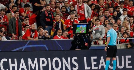 La UEFA se pronunció en contra de la intervención microscópica del VAR imagen-9