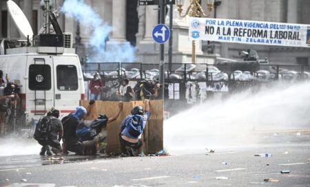 Incidentes frente al Congreso mientras el Senado debate la reforma laboral imagen-11